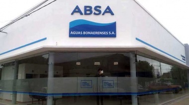 Vecinos de Los Hornos reclaman a ABSA por pérdidas de agua y roturas en las calles