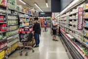 La canasta básica volvió a subir y una familia necesitó $62.958 mensuales en abril para no ser pobre