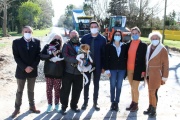 Cardozo recorrió el barrio Las Quintas y confirmó la llegada de asfalto y luminaria