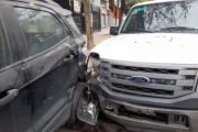 Un agente municipal platense chocó con una camioneta oficial al perder el control del vehículo