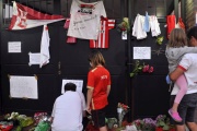 Hinchas de Estudiantes y vecinos homenajean a Sabella en su barrio y en el estadio