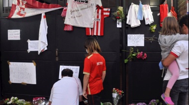 Hinchas de Estudiantes y vecinos homenajean a Sabella en su barrio y en el estadio