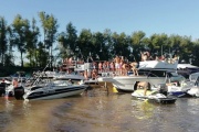 Desbaratan fiesta clandestina en un yate