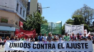 Estatales, médicos y judiciales marchan en conjunto por reapertura de paritarias