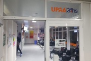 Denunciaron a un enfermero en La Plata y fue golpeado por familiares de la víctima
