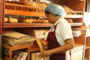 Panaderos paran la producción por aumentos en los insumos