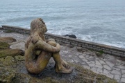 Buscan al artista que instaló una escultura anónima frente a la costa