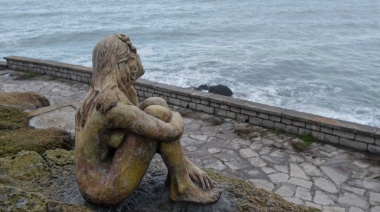 Buscan al artista que instaló una escultura anónima frente a la costa