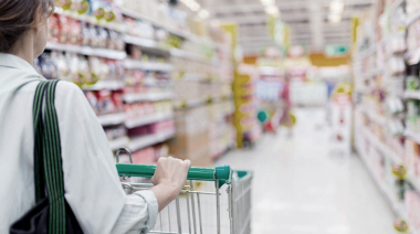 El consumo en supermercados cayó un 5,7% durante agosto según el Indec