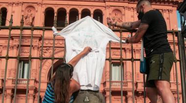De clases, indignidades y despelotes en dos funerales simbólicos