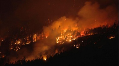 Investigan los incendios en Chubut y Río Negro mientras brigadistas siguen combatiendo el fuego