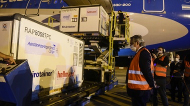 Fernández, en Ezeiza, para la vacuna número 10 millones