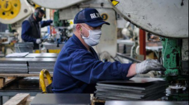 La actividad industrial cayó un 2,6% mensual en julio y la construcción creció un 2,1%