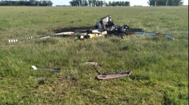 Un helicóptero chocó contra unos cables, cayó a tierra y el piloto falleció