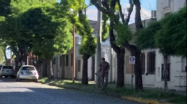 El intendente de la ciudad Pigüé salió a cortar el pasto y a juntar la basura del municipio