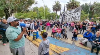 Manifestación en el Municipio de Bahía Blanca en reclamo de más ayudas sociales