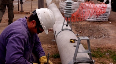 Continúa la colocación de nuevas columnas de hormigón en los tendidos troncales de Tolosa