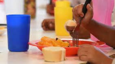 Una escuela de Los Hornos recibió comida con gusanos y hongos