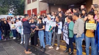 Tomaron una escuela para apoyar a la directora: fue sancionada por amonestar a alumnos que difundieron fotos de una compañera