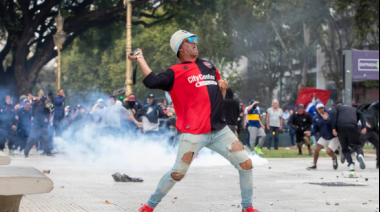 La marcha de jubilados al Congreso terminó en disturbios tras la irrupción de barras bravas