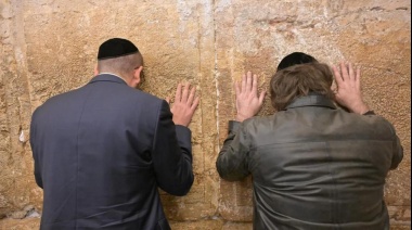 Milei llegó a Israel y se emocionó al rezar en el Muro de los Lamentos