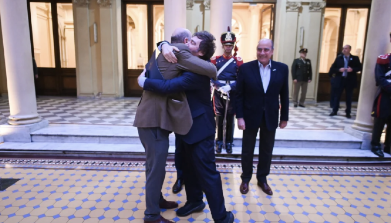 Milei agasajó a Sturzenegger tras el fin de las facultades delegadas