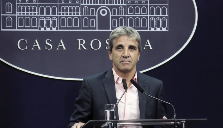 Caputo amenazó a los bancos: “Si insisten con no acatar las normas, habrá que tomar medidas”