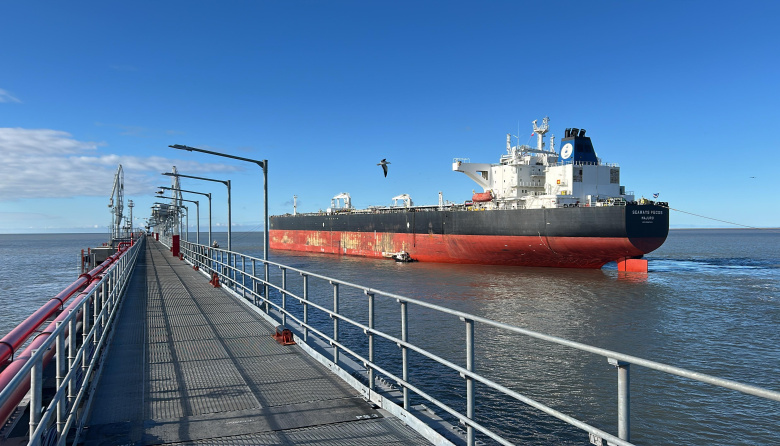 Puerto Rosales alcanza un nuevo hito logístico con la llegada del primer buque Suezmax al nuevo muelle de OTAMERICA
