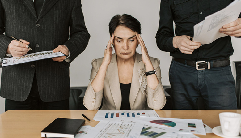 La "epidemia" del control: el micromanagement ya es la principal causa de estrés y fuga de talento en las empresas