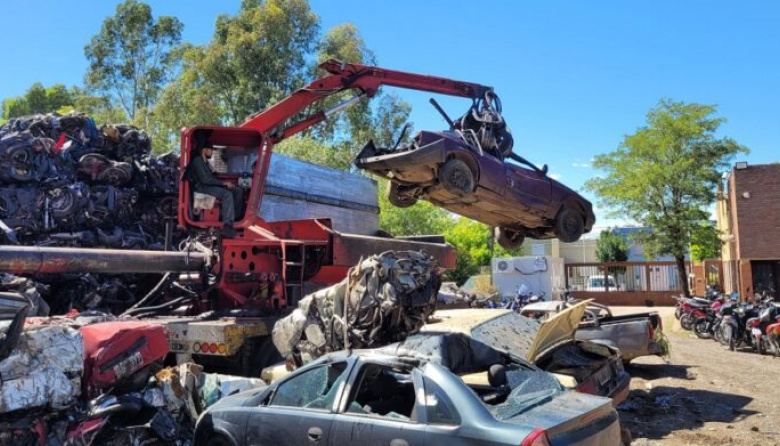 Bahía Blanca compactó más de 2.200 vehículos abandonados y donará lo recaudado a entidades de bien público
