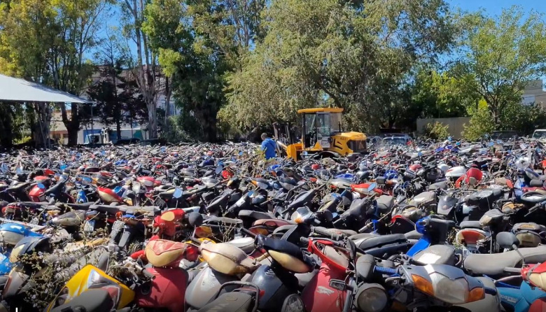 Bahía Blanca combate el colapso de los corralones: compactarán 15 mil vehículos abandonados