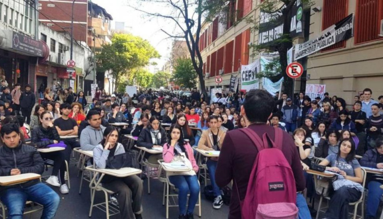 Docentes de la UBA llevaron el reclamo salarial hasta la puerta de la casa de Adorni