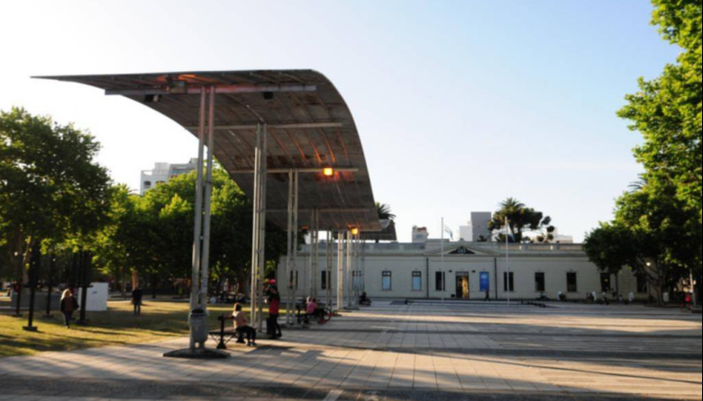 La oposición propone enrejar la Plaza Islas Malvinas para frenar el "descontrol" nocturno