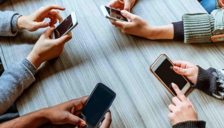 Crece la desconfianza en los medios tradicionales y se fragmenta la audiencia
