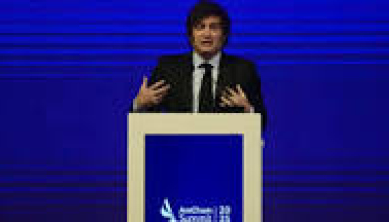 En pleno conflicto presupuestario, Milei reapareció con una clase de macroeconomía en el ámbito privado
