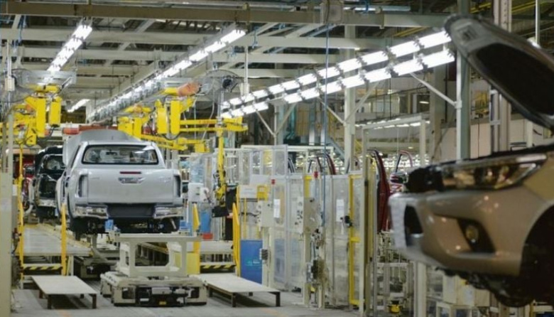 La producción automotriz cayó 21,5% en mayo y las terminales advierten un año de transición