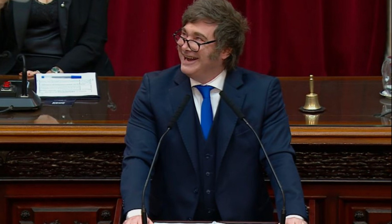 El 77% de los argentinos mantiene el mal humor social y Milei frena su caída en el 35% de aprobación