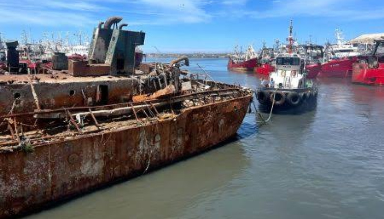Trasladaron un buque inactivo hace más de 15 años para completar su desguace en el puerto de Mar del Plata