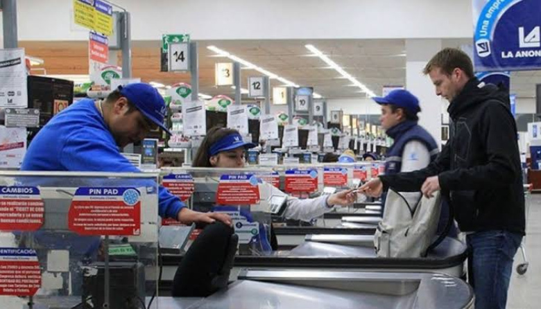 Los empleados de comercio acordaron una suba salarial del 5,7% trimestral y un bono extraordinario de $50 mil