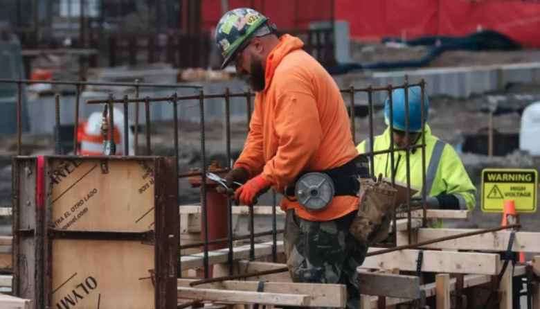 Un informe advirtió que la caída del empleo privado registrado supera la crisis de 2018-2019