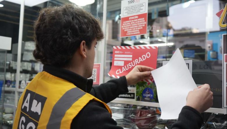 La Ciudad clausuró locales y una galería en Once por venta de celulares robados
