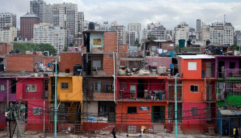 El 60 por ciento de los habitantes de barrios populares está endeudado