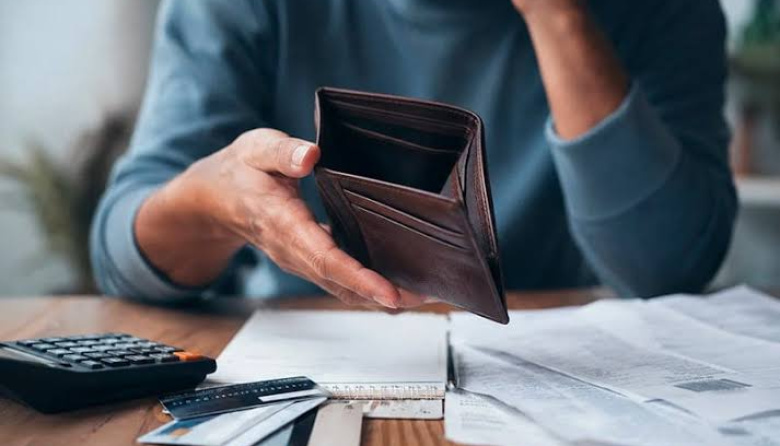 Casi el 48% de los hogares argentinos recurre a deudas o ahorros para subsistir