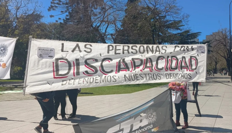 Familiares de personas con discapacidad de concentrarán frente a la sede central de IOMA en La Plata