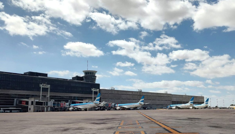 El cierre temporal de Aeroparque altera los vuelos en Bahía Blanca: las operaciones se trasladan a Ezeiza