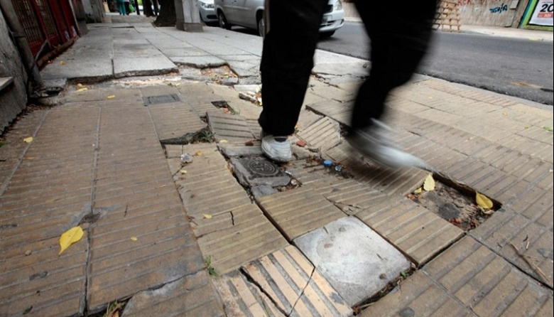 La Plata impulsa una campaña para que los vecinos reparen y mantengan las veredas