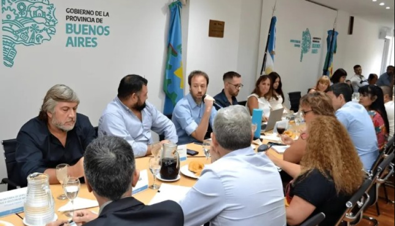 Los gremios presionan a Kicillof para negociar salarios
