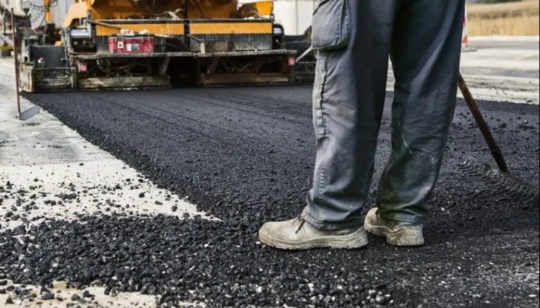 Pavimentarán el perímetro adoquinado de Plaza España para mejorar el tránsito y la seguridad vial