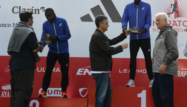 Más de 16 mil corredores de 64 países disputaron la Maratón en las calles de la Ciudad de Buenos Aires