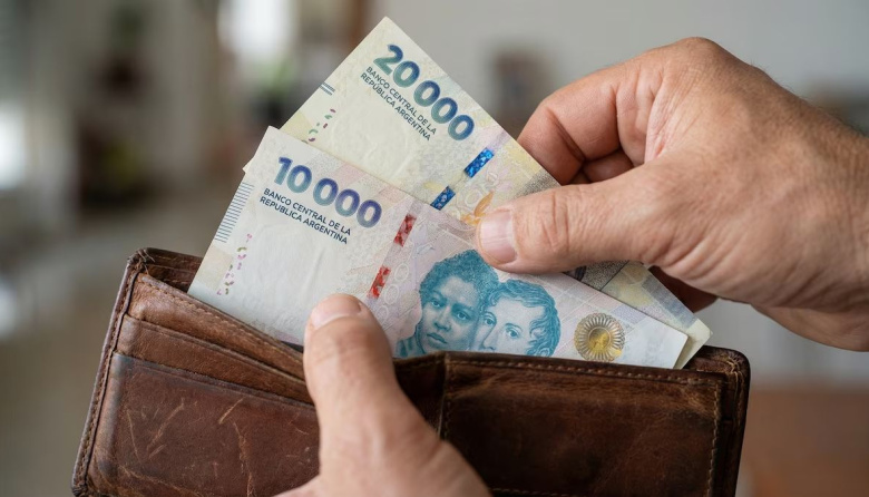 Cayó el empleo registrado y la canasta de servicios ya insume el 14% del salario
